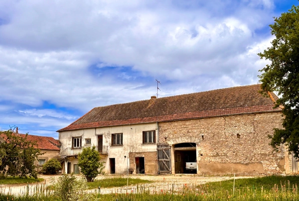 Longère à rénover 120 m² - Terrain 1200 m² - Dépendances - Grange - FONTAINES (71)
