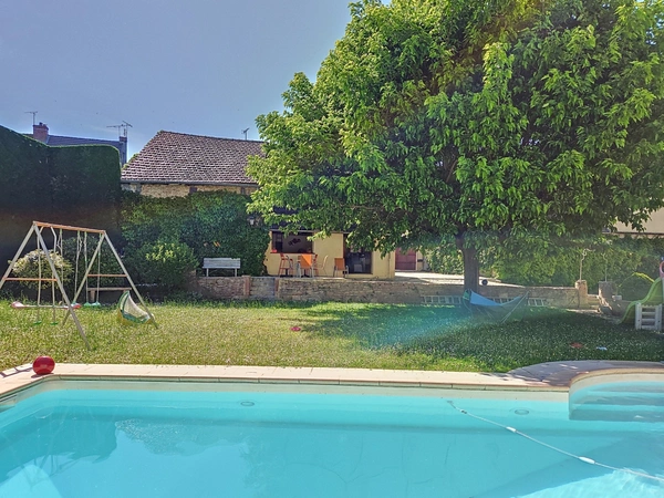 Maison à vendre 10 pièces - 300 m² - Terrain 1000m² - Proche Tournus