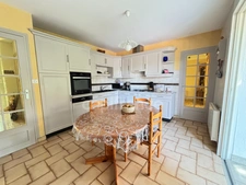 Maison 6 pièces - 140 m² - 4 chambres - Sous-sol - Terrain 1080 m² - CHARNAY LES MACON (71850)