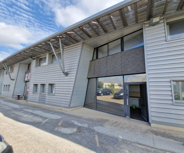 À LOUER – Local avec vitrine 250 m² – Montpellier Garosud – Visibilité A9