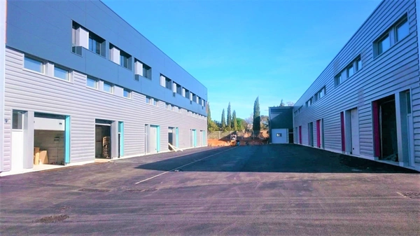 Grand local d’activité avec cour privative – Idéal artisan, stockage ou logistique !