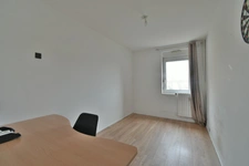 Villeneuve-d’Ascq – Jean Jaurès : T4 traversant 85 m², 3 chambres, ascenseur, parking collectif (DPE C)