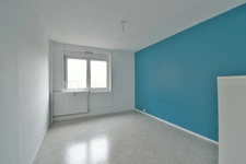 Villeneuve-d’Ascq – Jean Jaurès : T4 traversant 85 m², 3 chambres, ascenseur, parking collectif (DPE C)