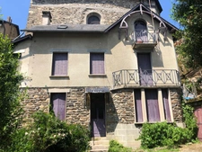 Charmante maison sur trois niveaux – cœur historique d’Uzerche – 90 m² + terrain 200 m²
