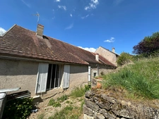 Bel ensemble immobilier axe SEMUR -EPOISSES composé de 2 maisons.