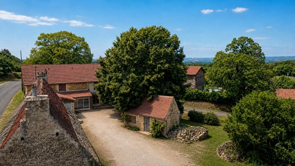 Maison familiale en pierre 175 m² avec dépendances – entre Sarlat et Montignac