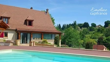 Propriété contemporaine avec piscine comprenant 3 logements indépendants