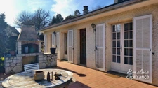 Maison de plain-pied à Sarlat-la-Canéda avec beau jardin et vue dégagée 