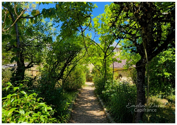 Domaine de caractère à Salignac-Eyvigues – Grands volumes, charme et potentiel touristique