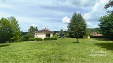 Maison de plain-pied à Sarlat-la-Canéda avec beau jardin et vue dégagée 