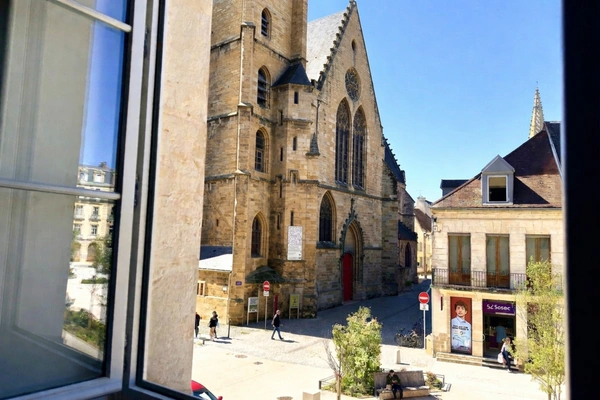 Dijon hyper-centre : 151 m² de caractère dans un Hôtel Particulier avec parking