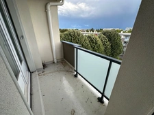 SAINT JEAN DE LA RUELLE au pied du Tram Rol Tanguy Appartement en bon état de près de 70m2