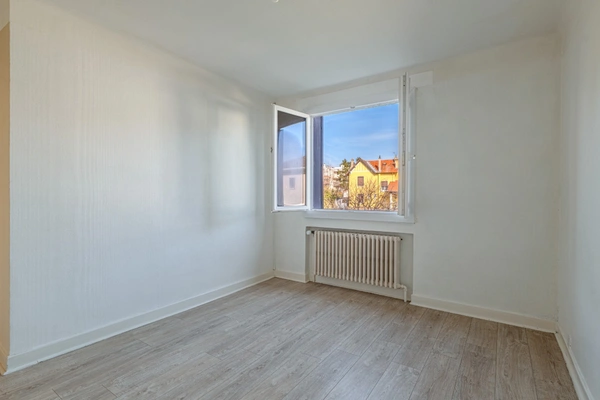 Maison à vendre 6 pièces BRON (69) rue calme Stade J Jaurès