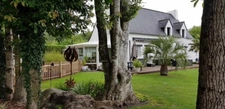 PROPRIETE RENOVEE CAMPAGNE CHIC AVEC PISCINE, DEPENDANCES ET PARC ARBORE CLOS   A BRECH (56)