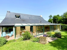 MAISON DE CARACTÈRE - 208 M² DONT VÉRANDA 45 M² - ACCESSIBLE PMR - GRANGE 180 M² AVEC FOSSE DE VISITE - TERRAIN 7000 M² - VANNES 20MIN, PLAGES 30MIN  Saint-Jean-Brévelay (56660) - À 20 minutes de Vann