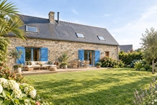 LOCMARIA-GRAND-CHAMP – Longère en pierre rénovée, lumineuse et pleine de charme vie de plain-pied