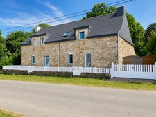 MAISON DE CARACTÈRE - 208 M² DONT VÉRANDA 45 M² - ACCESSIBLE PMR - GRANGE 180 M² AVEC FOSSE DE VISITE - TERRAIN 7000 M² - VANNES 20MIN, PLAGES 30MIN  Saint-Jean-Brévelay (56660) - À 20 minutes de Vann