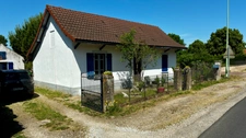 Exclusivité Capifrance – Maison individuelle de 101 m² et sa dépendance aménageable de 25 m² – Grand terrain clos de 1 980 m² avec sa piscine de 4x8m – Charette-Varennes (71270)