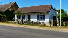 Exclusivité Capifrance – Maison individuelle de 101 m² et sa dépendance aménageable de 25 m² – Grand terrain clos de 1 980 m² avec sa piscine de 4x8m – Charette-Varennes (71270)