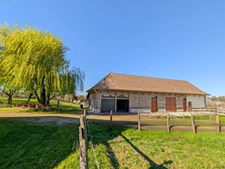 Rare find in Lessard-en-Bresse: Bresse-style farmhouse of 159 m2 with exceptional outbuilding and 8753 m2 of land