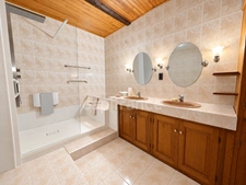 RIEUMES – maison T8 de 208 m², 200 m² de dépendances, combles aménageables de 90 m² et terrain de 1 500 m² – DPE C