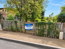 TERRAIN CONSTRUCTIBLE Viabilisé 350 m² – PLEIN CŒUR DE RIEUMES