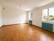 SAINT-HILAIRE – MAISON  AVEC 2 LOGEMENTS INDÉPENDANTS, JARDIN PISCINABLE ET CONSTRUCTIBLE, 2 GARAGES