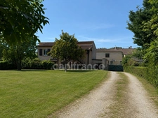 SAINT-HILAIRE – MAISON  AVEC 2 LOGEMENTS INDÉPENDANTS, JARDIN PISCINABLE ET CONSTRUCTIBLE, 2 GARAGES
