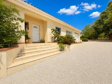 Maison de plain-pied 160 m² – 4 chambres, bureau, terrain arboré de 2 500 m²