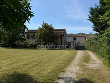 SAINT-HILAIRE – MAISON  AVEC 2 LOGEMENTS INDÉPENDANTS, JARDIN PISCINABLE ET CONSTRUCTIBLE, 2 GARAGES