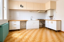 SAINT-HILAIRE – MAISON  AVEC 2 LOGEMENTS INDÉPENDANTS, JARDIN PISCINABLE ET CONSTRUCTIBLE, 2 GARAGES