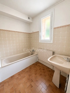 SAINT-HILAIRE – MAISON  AVEC 2 LOGEMENTS INDÉPENDANTS, JARDIN PISCINABLE ET CONSTRUCTIBLE, 2 GARAGES