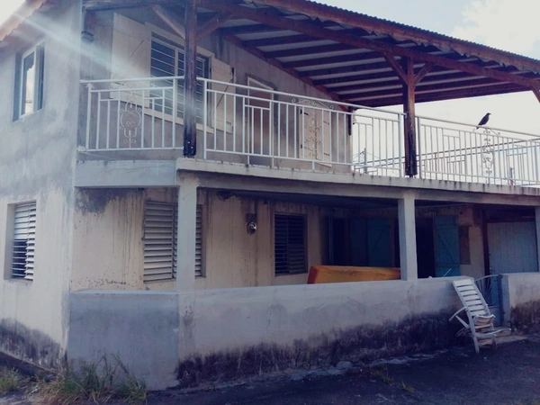 🏡 À VENDRE – Maison 2 niveaux à Baillif Guadeloupe, proche du centre et de toutes commodités. 