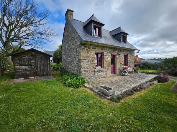 Maison d'habitation, une dépendance, un hangar et une prairie entre terre et mer - à Roscanvel en presqu'île de Crozon