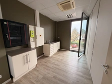 Plateau de bureaux à vendre SAINTE FOY LES LYON (69), d'une surface de 190 m² (partie privative) et 20 m² de parties communes. Possibilité d'acheter en sus 7 places de stationnement.