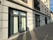 Local/bureau de 110m² à louer TASSIN LA DEMI LUNE (69), local très bien situé en plein coeur de Tassin, emplacement n°1.