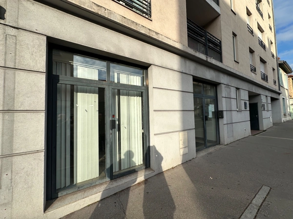 Local/bureau de 110m² à louer TASSIN LA DEMI LUNE (69), local très bien situé en plein coeur de Tassin, emplacement n°1.