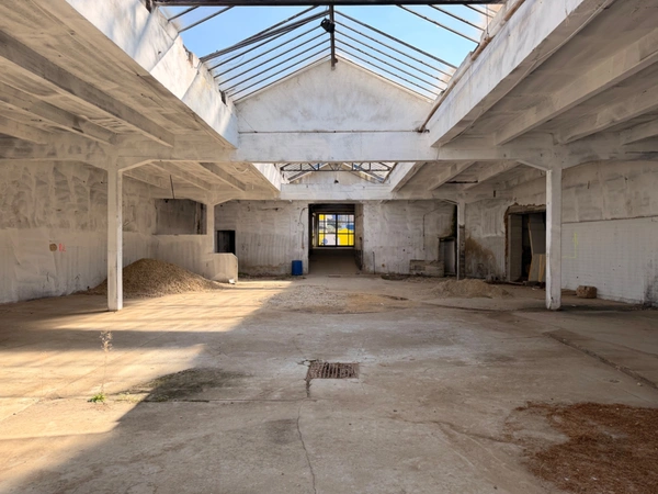 Dpt Rhône (69), à vendre TASSIN LA DEMI LUNE- MURS Local commercial de 800m2 environ dont 630m2 en RDC à l'horloge 