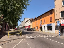 Murs commerciaux loués à vendre VILLEFRANCHE SUR SAONE (69) local de 129m2 environ 