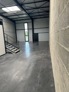 Local d'activité à louer DECINES CHARPIEU (69), local de 325 m² dont 237 m² d'activité, 44 m² de bureaux au RDC et 44 m² de mezzanine + 3 stationnements