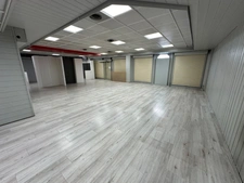 Dpt Rhône (69), à louer SAINT PRIEST Local commercial de 280m2 en angle, centre ville de st Priest proche place du marché