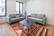 Dpt Rhône (69), à louer CALUIRE ET CUIRE Bureaux au RDC de 53m2 + espace commun de 30m2 avec cuisine, et services
