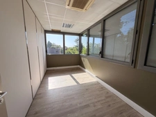 Plateau de bureaux à vendre SAINTE FOY LES LYON (69), bureaux d'une surface de 190 m² (partie privative) et 20 m² de parties communes. Possibilité d'acheter en sus 7 places de stationnement.