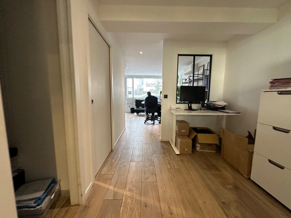 RARE ! MURS local bureaux RDC en très bon état à vendre LYON 8EME  (69) de 92 m², entièrement rénové récemment, en plein coeur du quartier Montplaisir