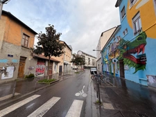 Local/bureaux au RDC à louer LYON 7EME (69), d'une surface de 533 m² environ dont 158m2 à l’étage, avec en option potentielle 3 places de parking et 4 garages en sous-sol.