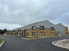 Local d'activité à vendre BOURGOIN JALLIEU (38), local d'une surface totale de 234 m² dont 182 m² d'activité, 26 m² de bureaux aménagés et 26 m² de stockage en mezzanine + 1 stationnement 