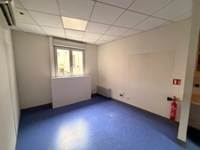 Local/bureau de 110m² à louer TASSIN LA DEMI LUNE (69), local très bien situé en plein coeur de Tassin, emplacement n°1.