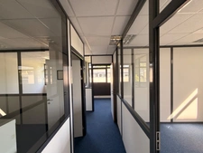 bureaux à louer LIMONEST (69) bureaux au 1er étage avec ascenseur de 70m2 environ