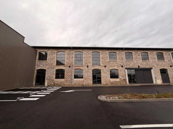 Magnifique plateau à vendre sur CHAPONOST (69), local d'activité atypique d'une surface de 192 m² au sein de la zone artisanale du FORUM DES AQUEDUCS
