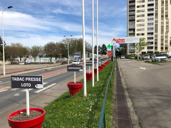 Dpt Rhône (69), à louer LYON 5EME ARRONDISSEMENT Local commercial de 87m2 dans la galerie marchande Auchan Champvert